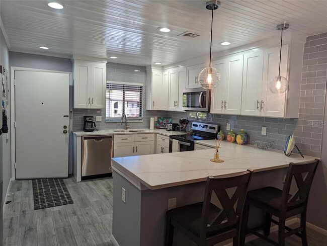 1634 Stickney Point Rd in Sarasota, FL - Building Photo - Building Photo