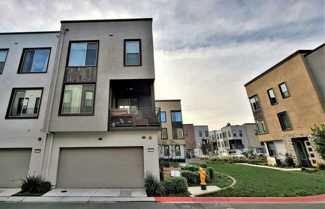 25333 Villager Ln in Hayward, CA - Foto de edificio - Building Photo