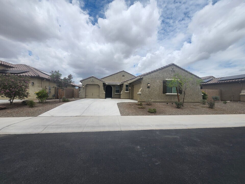 18380 W Sandlewood Dr in Goodyear, AZ - Building Photo