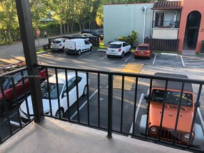 10820 N Kendall Dr in Miami, FL - Foto de edificio - Building Photo