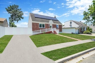 722 N Ascan St in Elmont, NY - Building Photo - Building Photo