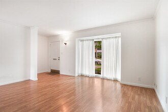 6332 Chevy Chase Dr in Houston, TX - Building Photo - Building Photo