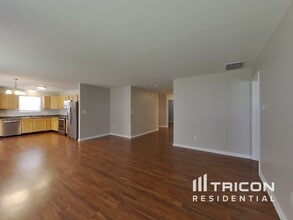 8170 Dartmoth Ln in Avon, IN - Foto de edificio - Building Photo