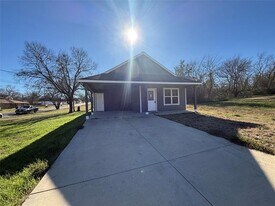 2205 Morse St in Greenville, TX - Building Photo