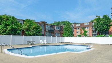 Whitehall Apartments in Kalamazoo, MI - Building Photo - Building Photo