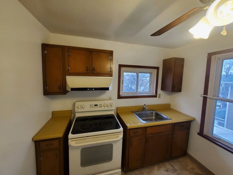 323 Prestley Rd in Bridgeville, PA - Building Photo