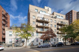 4231 Colden St in Flushing, NY - Building Photo