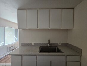 11820 Hart St in Los Angeles, CA - Foto de edificio - Building Photo