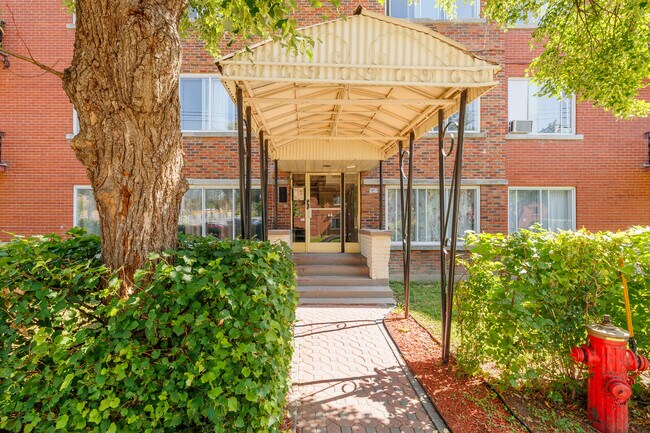 11853 Michel-Sarrazin Rue in Montréal, QC - Building Photo - Building Photo