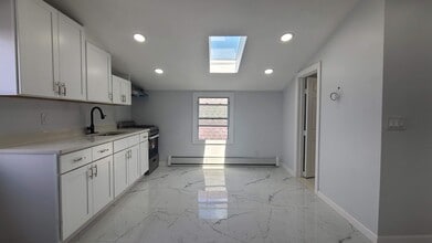 213 Fowler Ave in Jersey City, NJ - Building Photo - Building Photo