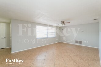 7915 Foxbloom Dr in Port Richey, FL - Building Photo - Building Photo