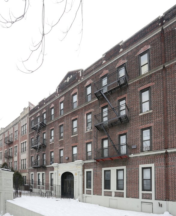 Evelyn Court in Brooklyn, NY - Building Photo