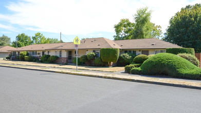 5705 SW Tucker Ave in Beaverton, OR - Foto de edificio - Building Photo