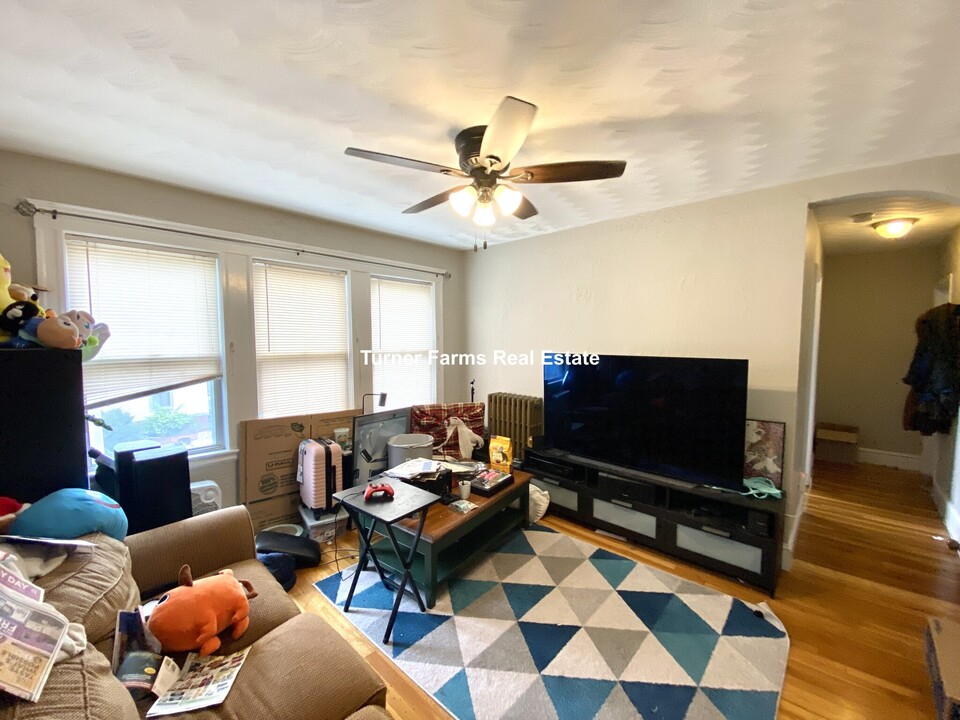 9 Arlington St, Unit 2 in Somerville, MA - Building Photo