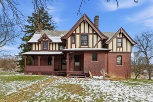 1 Fox Hill Dr in Sewickley, PA - Building Photo