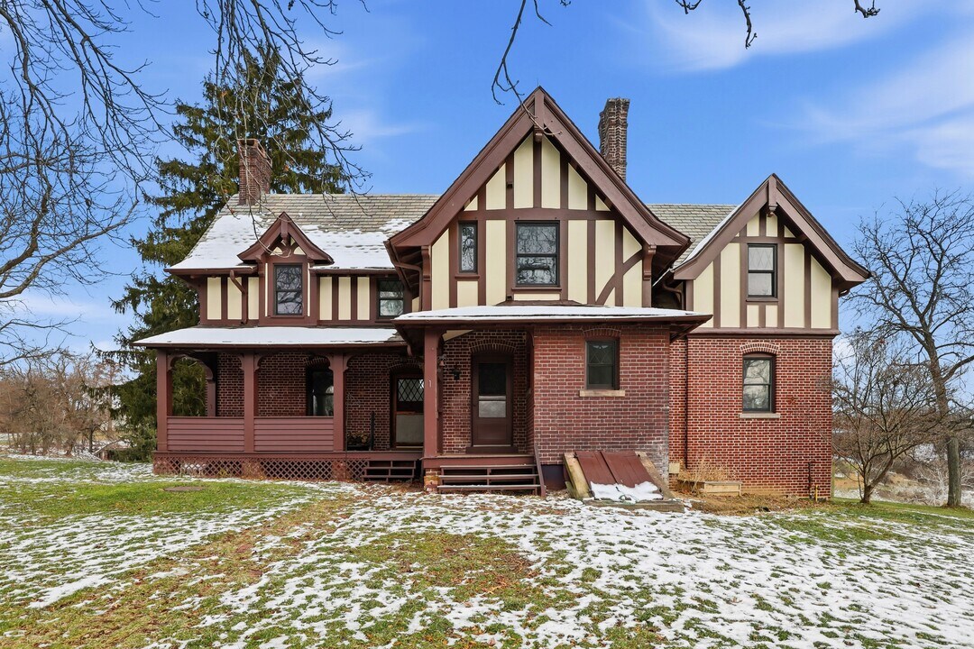 1 Fox Hill Dr in Sewickley, PA - Building Photo