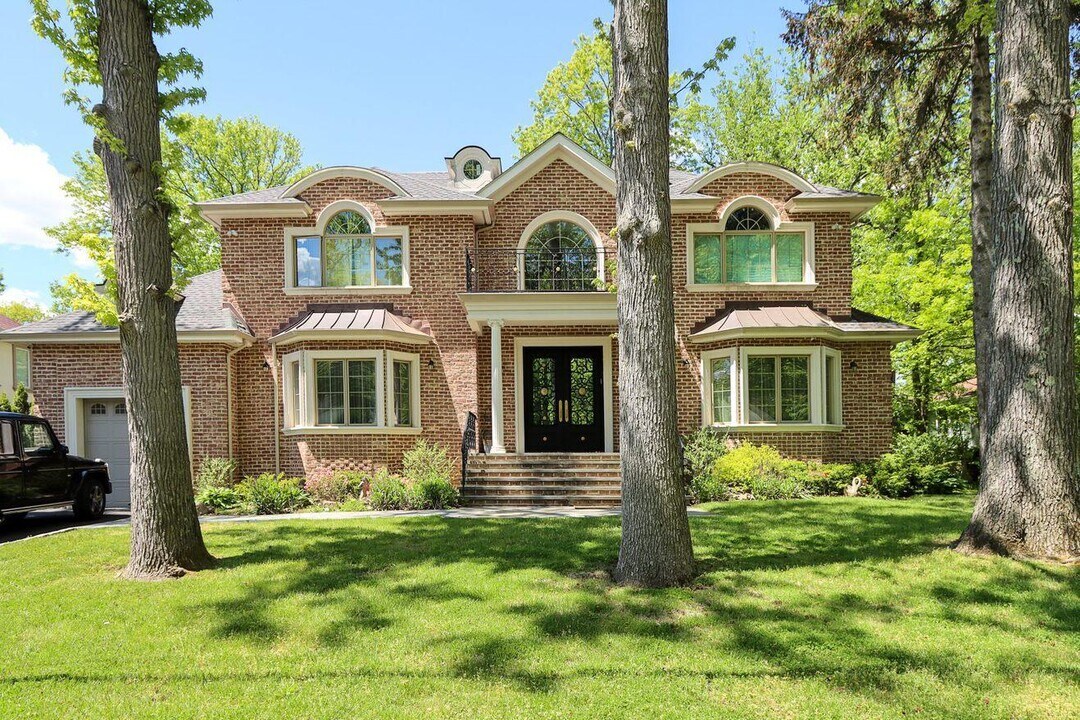 10 Woodbourne Rd in Great Neck, NY - Building Photo