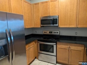 333 Willow St, Unit 202 in Teaneck, NJ - Building Photo - Building Photo