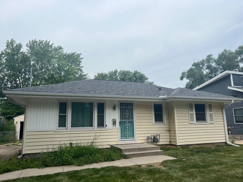 716 19th St in West Des Moines, IA - Building Photo