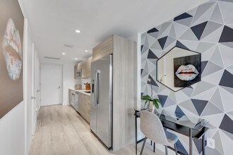 121 NE 34th St in Miami, FL - Building Photo - Building Photo