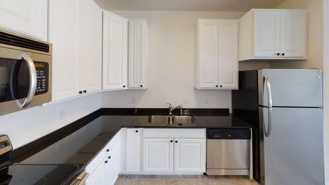 Delafield Woods Apartments in Delafield, WI - Foto de edificio - Building Photo