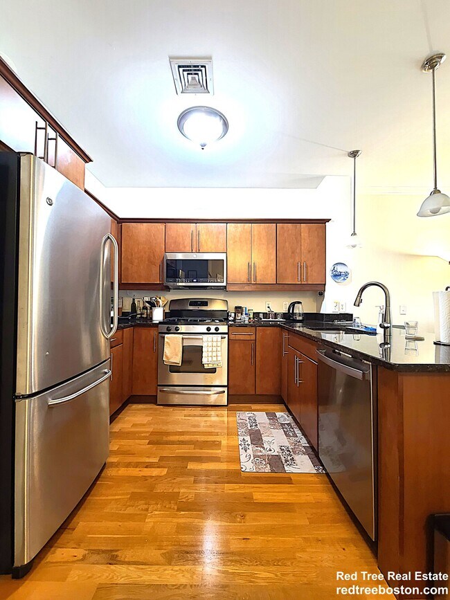 35 Commonwealth Ave, Unit U201-1-bed in Chestnut Hill, MA - Building Photo - Building Photo