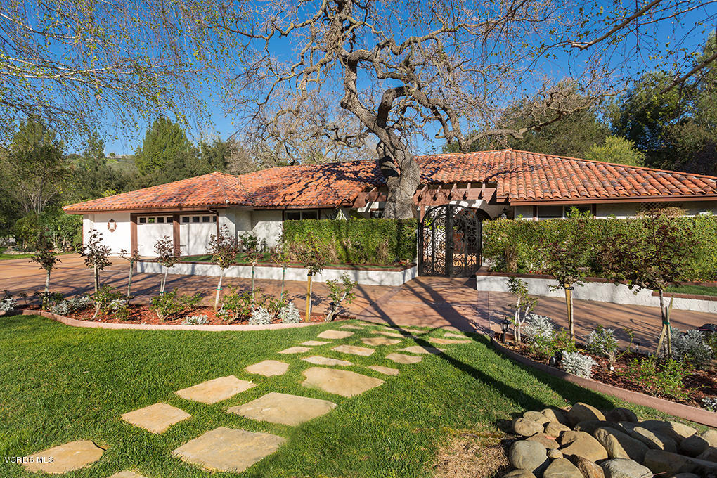 4090 Cresthaven Dr in Westlake Village, CA - Building Photo