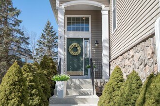 8 Cambridge Dr in Danbury, CT - Building Photo - Building Photo