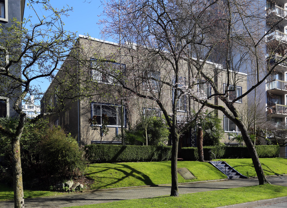 Killarney Court Manor in Vancouver, BC - Building Photo