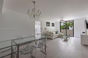1621 Collins Ave in Miami Beach, FL - Building Photo