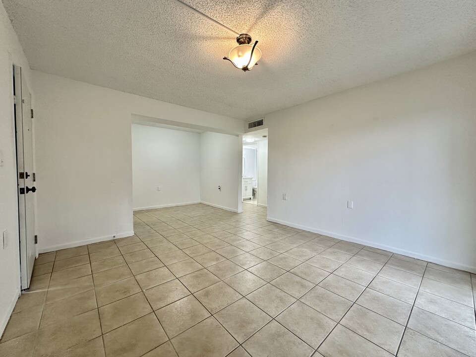 6901 NW 179th St, Unit 112 in Hialeah, FL - Building Photo