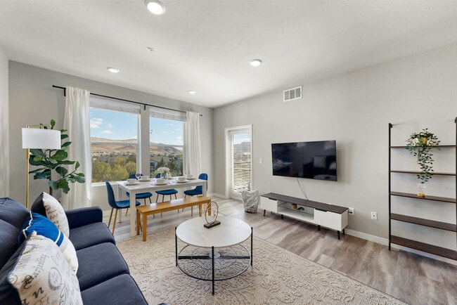 375 Harbour Cove Dr in Sparks, NV - Building Photo - Building Photo
