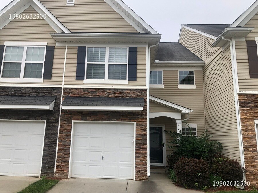 2123 Shady Pond Dr in Clover, SC - Building Photo