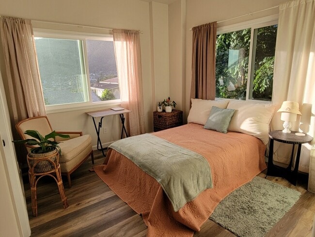 3033 Seaview Rise, Unit Downstairs 1 bed 1 bath