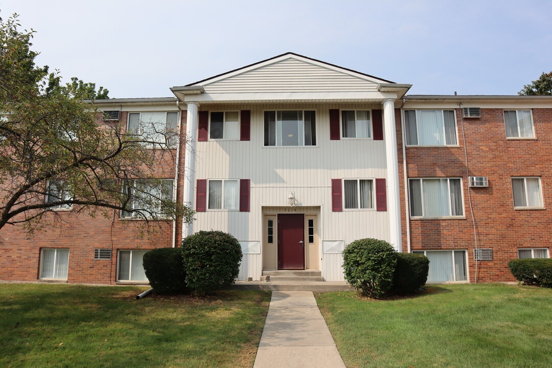 Riverbend Apartments in Grand Blanc, MI - Building Photo