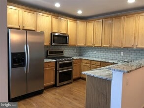 1981 Logan Manor Dr in Reston, VA - Building Photo - Building Photo