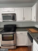 7933 Pebble Brook Ct in Springfield, VA - Foto de edificio - Building Photo