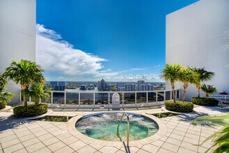18911 Collins Ave in Sunny Isles Beach, FL - Building Photo - Building Photo