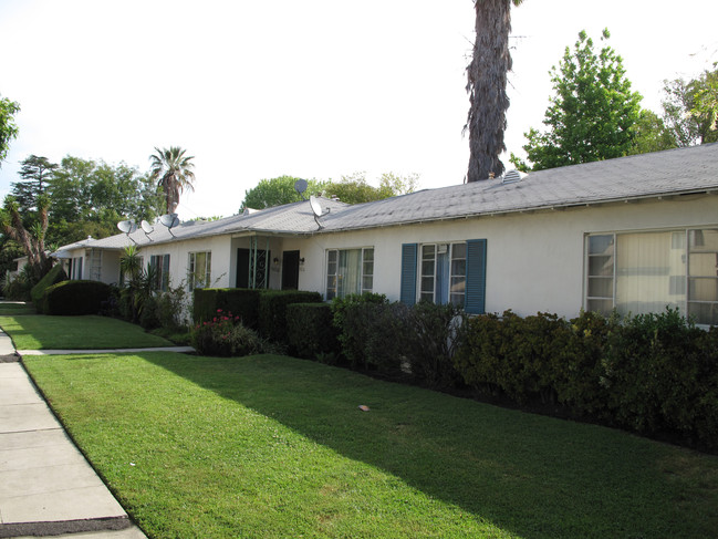 12327 Burbank Blvd in North Hollywood, CA - Foto de edificio - Building Photo