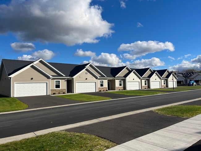 2087 Community Ln, Unit 15B in Ontario, NY - Building Photo - Building Photo