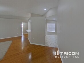 605 Lakemont Dr in Brandon, FL - Foto de edificio - Building Photo