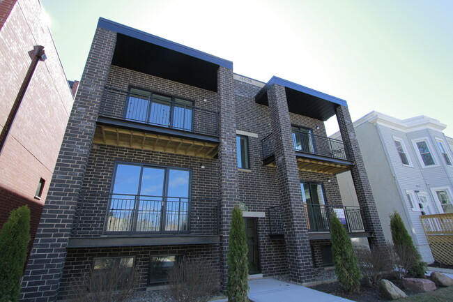 property at 4211 W Roscoe St
