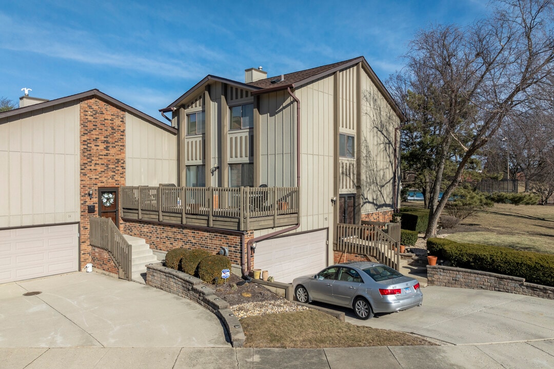 Lake Hinsdale Village in Willowbrook, IL - Building Photo