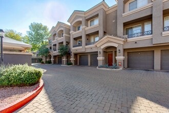 4455 E Paradise Village Pky S, Unit 1036 in Phoenix, AZ - Building Photo - Building Photo