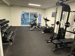 13860 Burbank Blvd in Los Angeles, CA - Foto de edificio - Building Photo