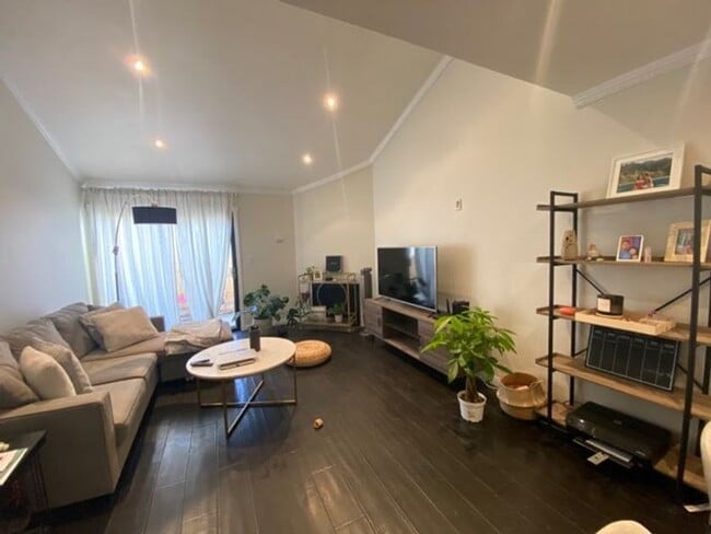 property at 620 W Hyde Park Blvd