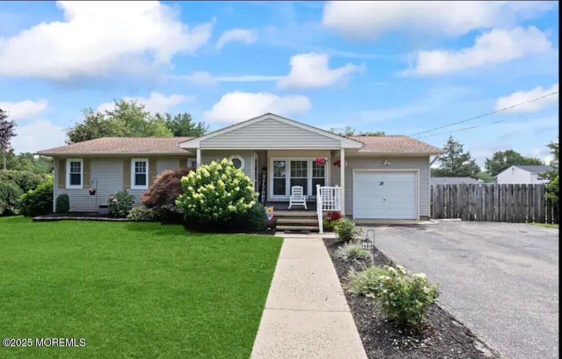 38 Edison St in Berkeley Township, NJ - Building Photo