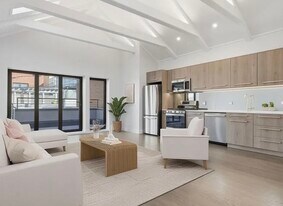 1924 W Grand Ave, Unit 2 in Chicago, IL - Building Photo