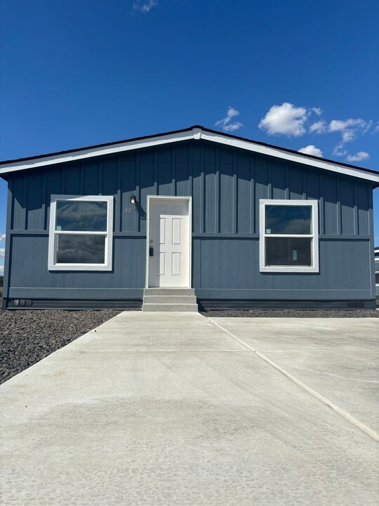 2681 E Edison Ave-Unit -Unit 40 Lot 69 in Sunnyside, WA - Foto de edificio