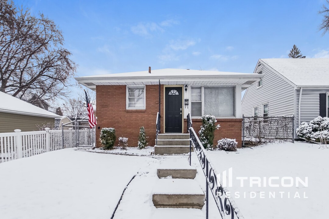 216 S Dunlap St in St. Paul, MN - Building Photo